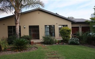 4 Bedroom House in Amandelrug