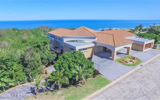 6 Bedroom House in Blue Horizon Bay