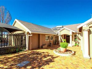 12 Bed House in Constantia Park