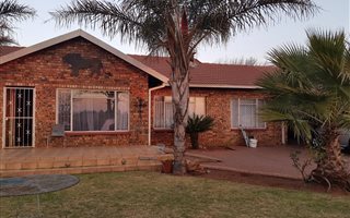 4 Bedroom House in Dennesig
