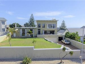 4 Bedroom House in Van Riebeeckstrand