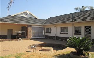 4.5 ha Farm in Kameeldrift West