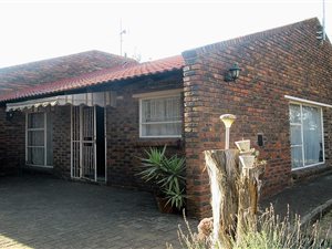 4 Bed House in Falcon Ridge