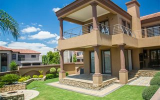 4 Bedroom House in Blue Valley Golf Estate