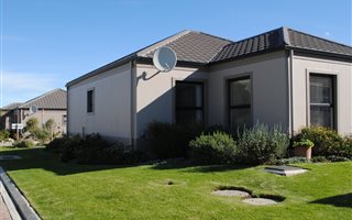 2 Bedroom Simplex in Heritage Park