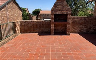 3 Bedroom Apartment in Die Hoewes