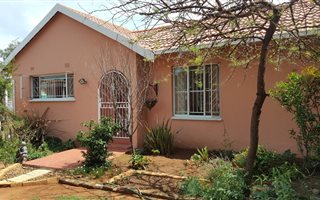 3 Bedroom House in Dan Pienaarville