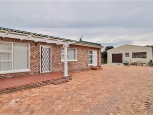 4 Bed House in Sandbaai