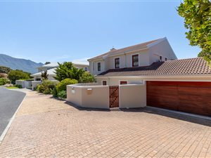 4 Bedroom House in Silvertree Estate