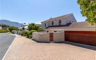 4 Bedroom House in Silvertree Estate