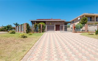 3 Bedroom House in Hartenbos Heuwels