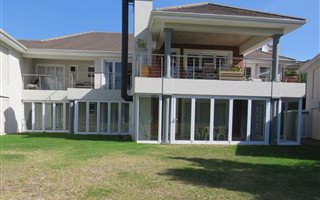 3 Bedroom Apartment in Keurboomstrand