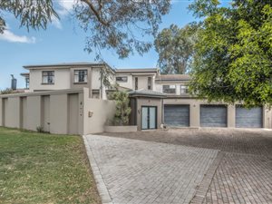 6 Bed House in Pari Park