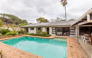 4 Bedroom House in Onder Papegaaiberg
