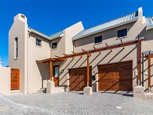 3 Bed Townhouse in Graanendal