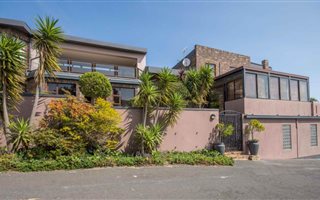 6 Bedroom House in Gordons Bay Central