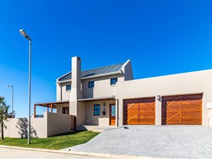 3 Bed Townhouse in Graanendal