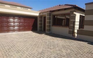 3 Bedroom Simplex in Rooihuiskraal