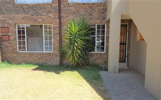 2 Bedroom Townhouse in Rooihuiskraal