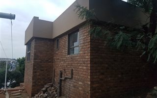 Bachelor apartment in Glenvista