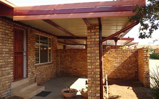 2 Bedroom Townhouse in Rooihuiskraal North