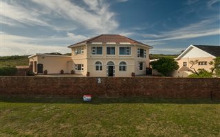 3 Bedroom House in Schoenmakerskop