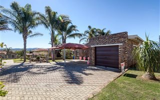 2 Bedroom House in Uitenhage Central