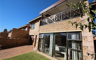3 Bedroom Townhouse in Honeydew Manor