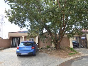 3 Bed House in Regents Park