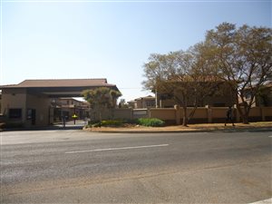 3 Bed House in Honeydew Manor