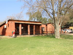 9.8 ha Farm in Skeerpoort