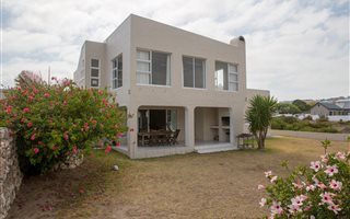 8 Bedroom House in Myburgh Park