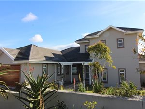 4 Bed House in Kraaibosch