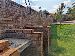2 Bed Apartment in Rooihuiskraal North