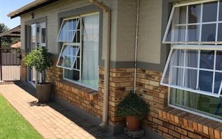 3 Bedroom Townhouse in Heuwelsig Estate
