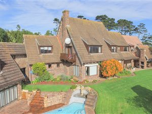 6 Bed House in Lovemore Park