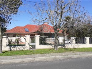 3 Bed House in De La Haye