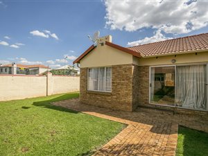 2 Bed Townhouse in Heuwelsig Estate