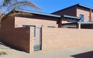 3 Bedroom Simplex in Glen Marais