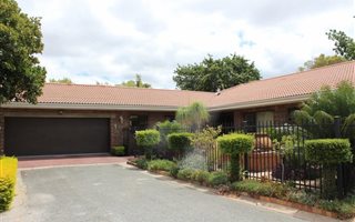 4 Bedroom House in Langerug