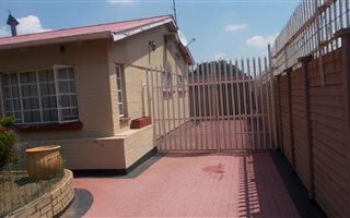 3 Bedroom House in Crown Gardens