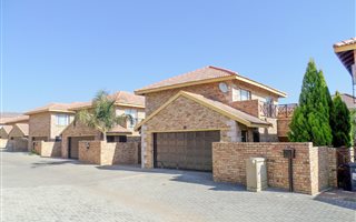 3 Bedroom Duplex in Willowbrook