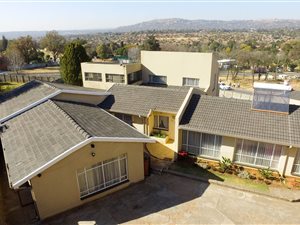 7 Bed House in Weltevreden Park