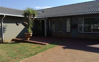 3 Bedroom House in Dan Pienaarville