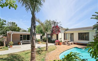4 Bedroom House in Kirstenhof