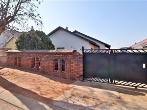 3 Bed House in Protea North