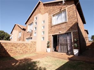 2 Bed Duplex in Heuwelsig Estate