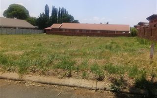 1190 m² Land available in Rensburg