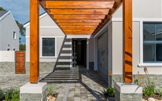 3 Bedroom House in Somerset West Central