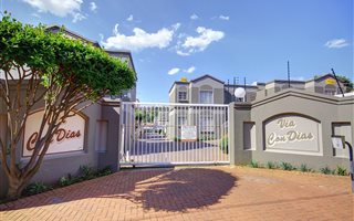 3 Bedroom Apartment in Roodekrans